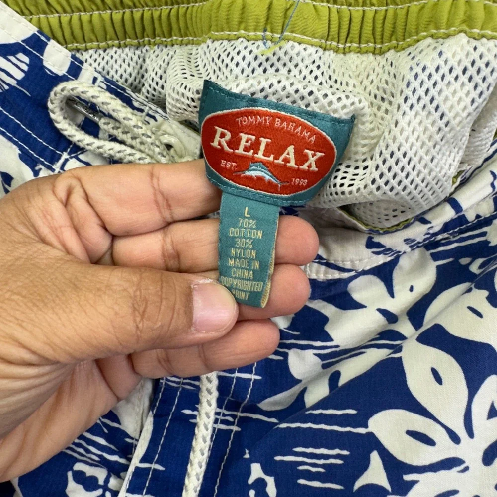 Tommy Bahama Relax Board Shorts Large Blue White Floral Tropical Beachy Surf